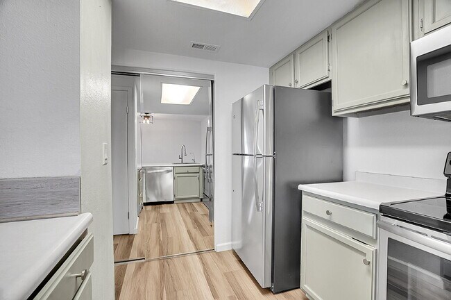 Building Photo - $2,145.95 with $300 Off the first month's rent, 2 Beds - 1 Bath, Townhouse in Greenwood Village w...