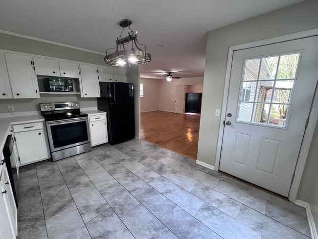 Building Photo - 1709 Oak Hill Dr S