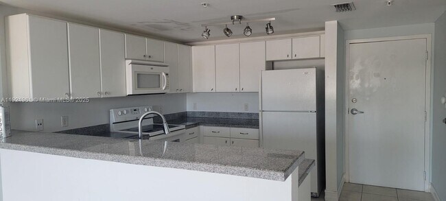 Building Photo - 2740 SW 28th Terrace