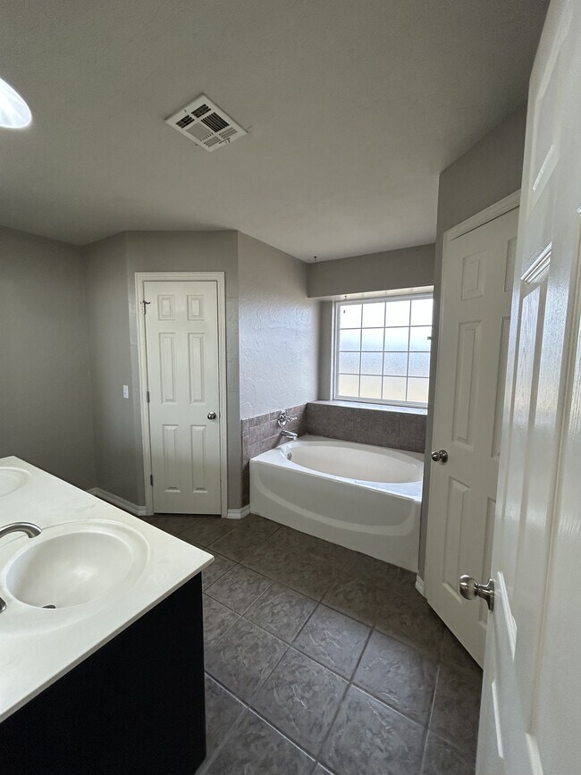 Building Photo - 2237 Scissortail Landing Dr