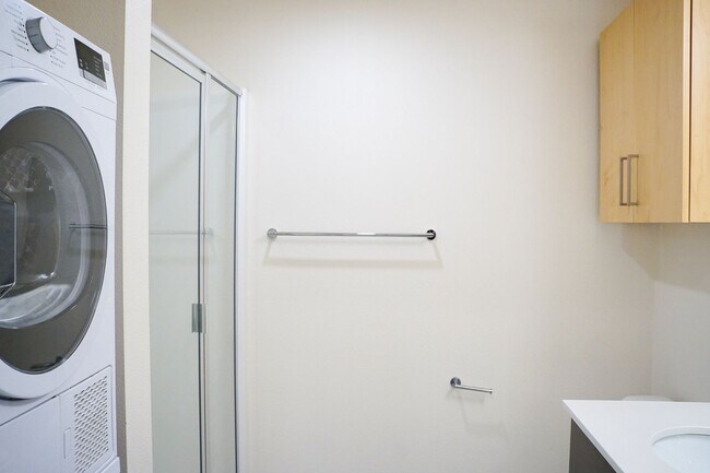 Building Photo - Modern & Spacious 1 Bedroom + Office with ...