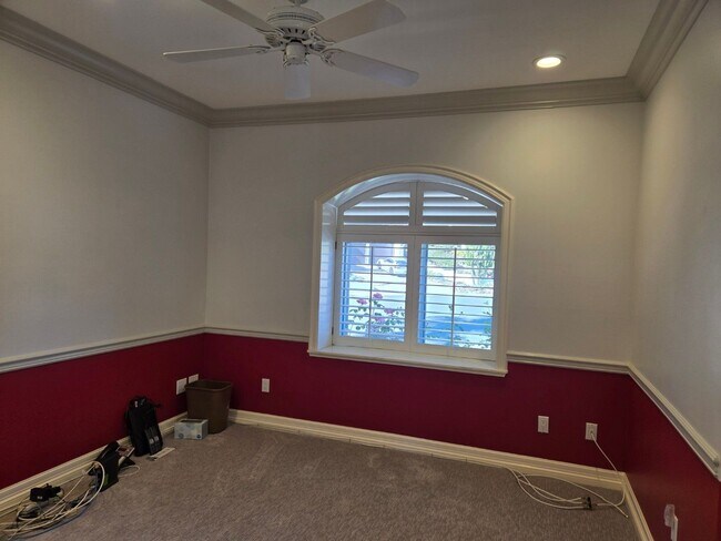 Building Photo - Luxurious home available immediately.