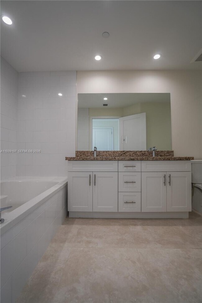 Building Photo - 1091 Galiano St