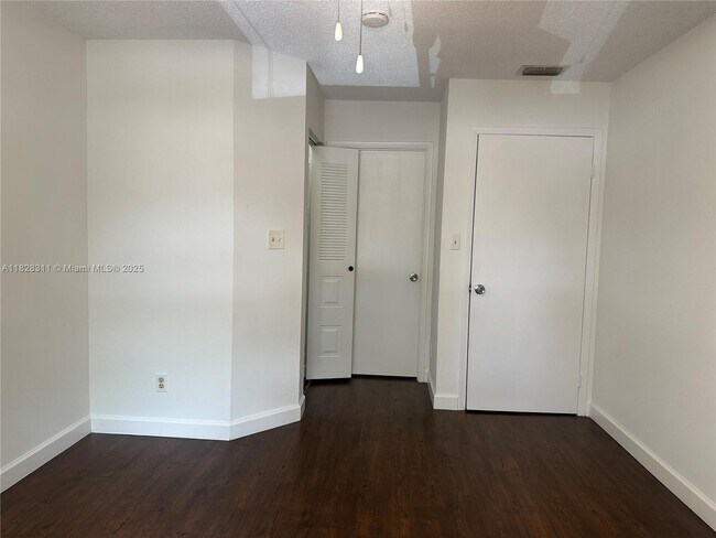 Building Photo - 906 Coral Club Dr