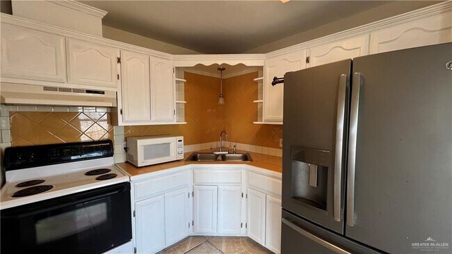 Building Photo - 17 N Seminary Rd