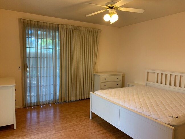 Building Photo - Perfect Location! Steps to schools, Upper Park and Wildwood Park. 3 Bedroom 2 Bath PARTIALLY FURN...