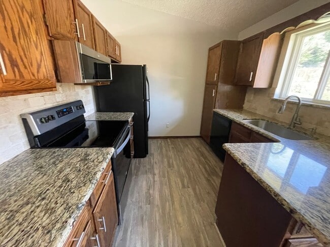 Building Photo - 5 Bedroom D20 Home with Large Backyard