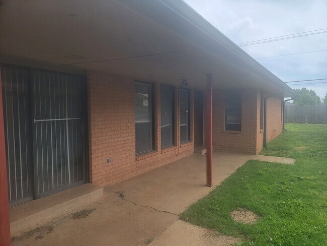 Building Photo - 8112 Azalea Ave