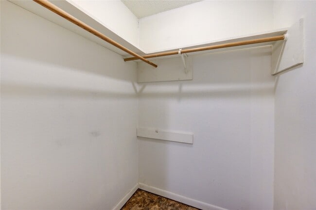 Building Photo - 212 Quaker Dr