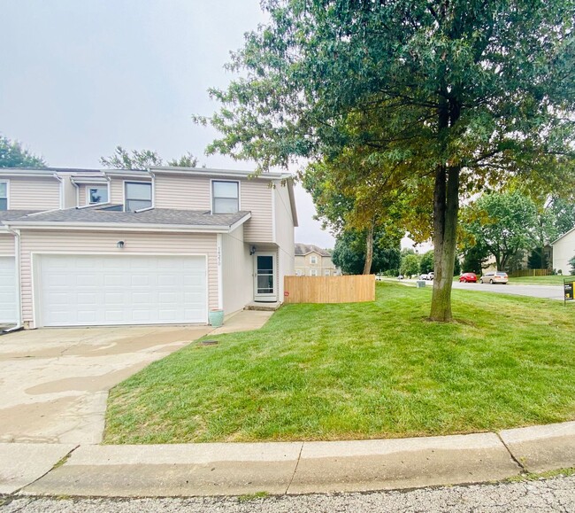 Primary Photo - {1423} Olathe Townhome + 3Bed/2.5Bath + Fe...