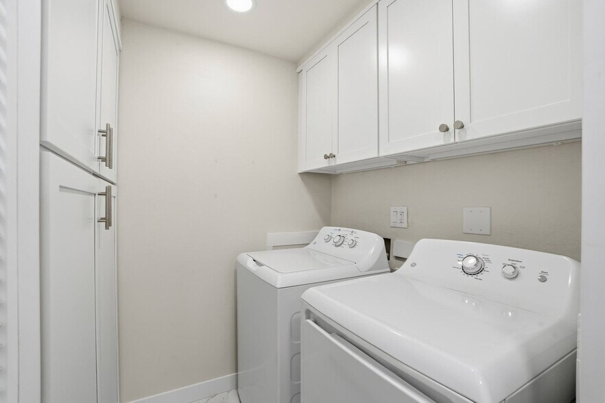 Building Photo - 4253 Bay Beach Ln