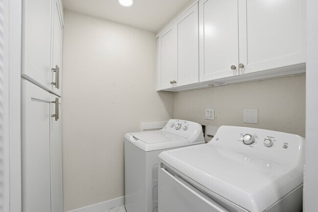 Building Photo - 4253 Bay Beach Ln