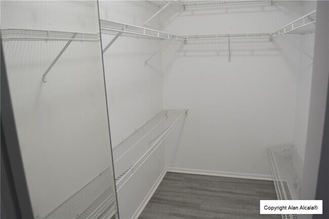 Building Photo - 709 Gardens Dr