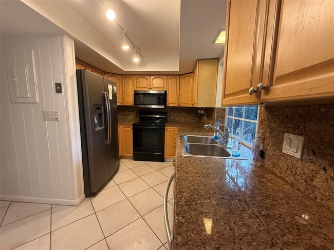 Building Photo - 619 Kensington Pl