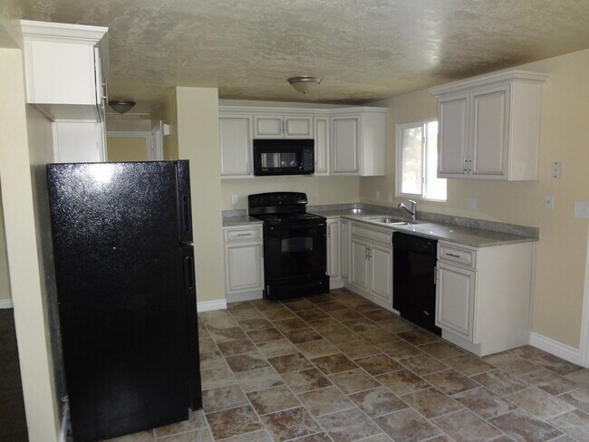 Building Photo - Beautiful Home with Nice Fenced Yard - 1 C...
