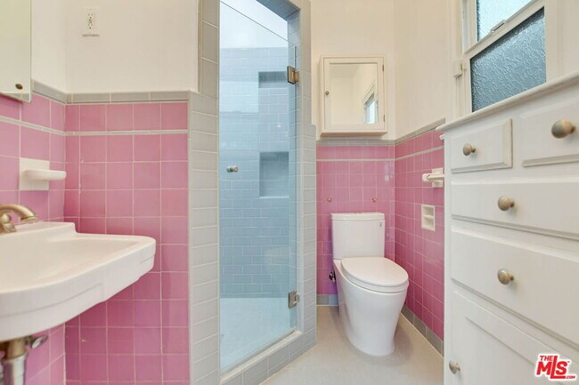 Building Photo - 344 S Swall Dr