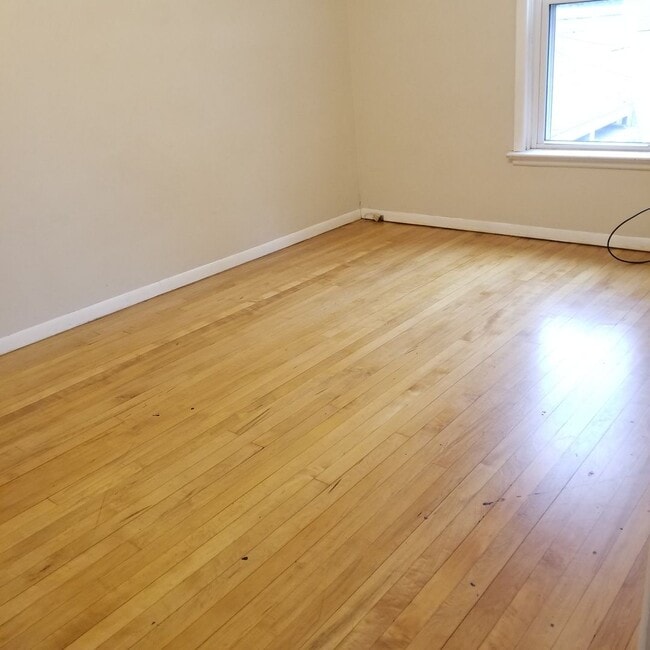Building Photo - AVAILABLE NOW - Beautiful 3 Bed, 1 Bath Home