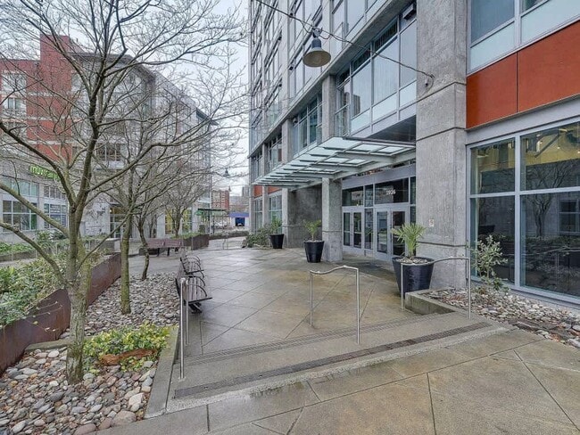 Building Photo - Charming 1 bedroom  1 bath Condo in Portland's Downtown Goose Hollow Neighborhood, with Utilities...