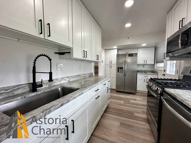 Building Photo - Spacious 4 Bedroom + Den Home with Private...