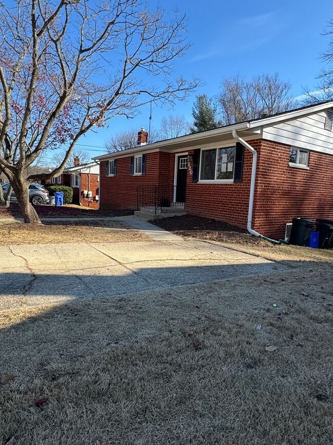 Building Photo - 4 Bedroom 3 Full Bathrooms Newly Renovated...