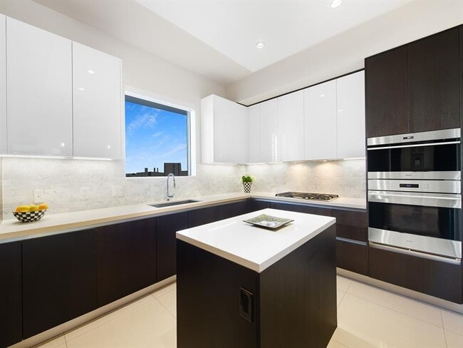 Building Photo - 3040 N Ocean Blvd