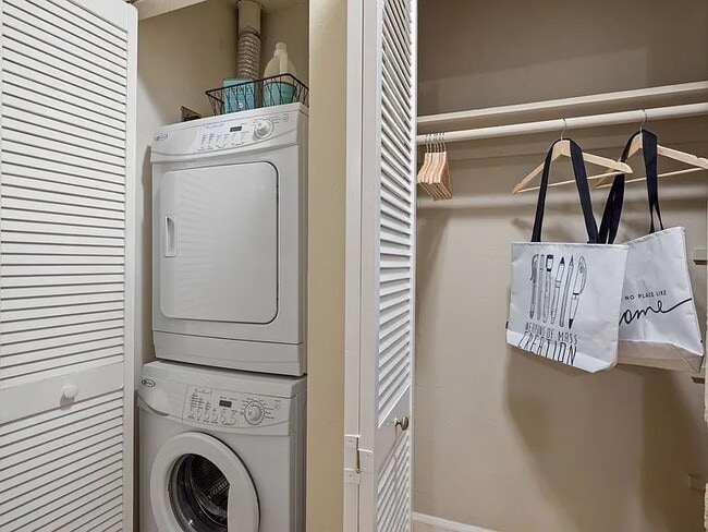 Building Photo - "Cozy 1-Bed Sanctuary in Prime Santa Clara Location!"