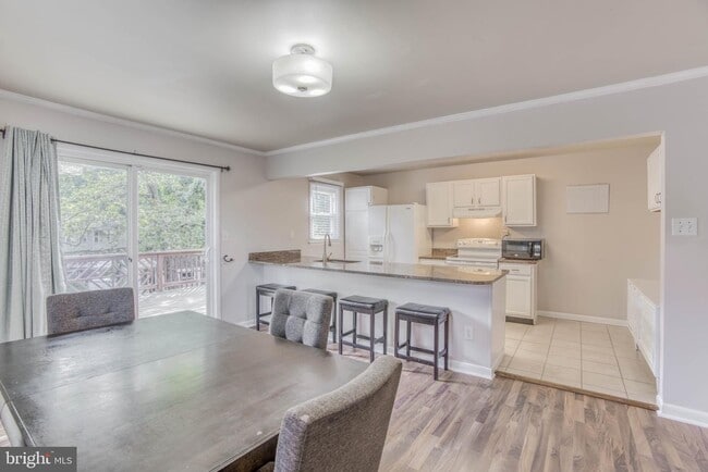 Kitchen - 9909 Maidbrook Rd