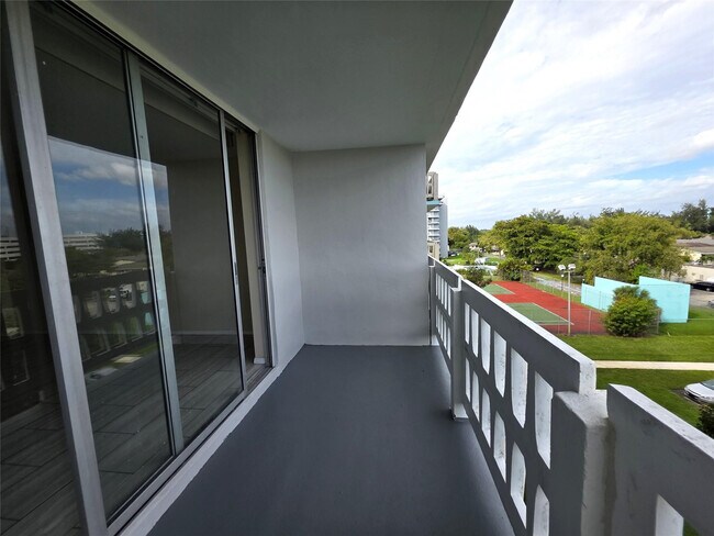 Building Photo - 15600 NW 7th Ave