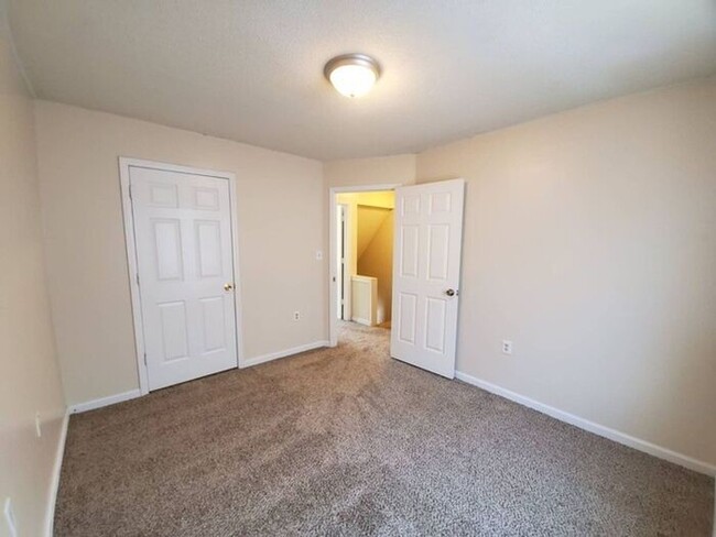 Building Photo - Maple Creek Townhomes