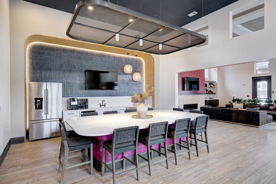 Building Photo - Hyde Park Towns & Flats