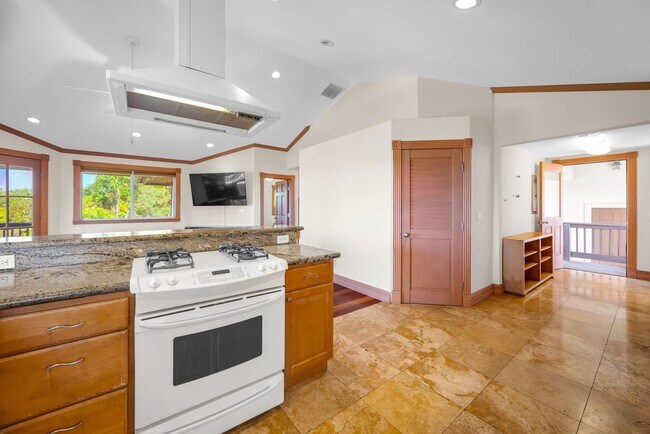 Building Photo - Launiupoko Long-Term Rental – Panoramic Views & Central A/C