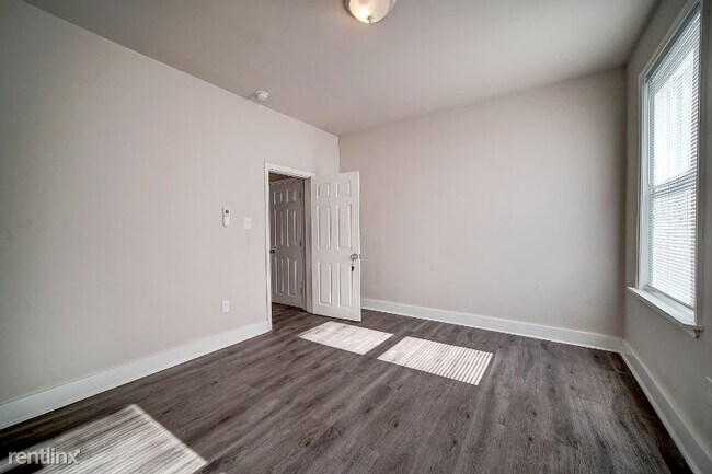 Building Photo - 1 br, 1 bath Townhome - 655 E Wishart St