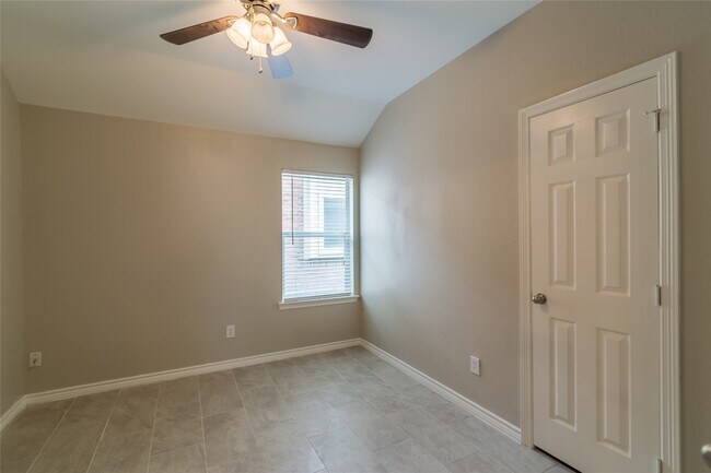 Building Photo - 2209 Highland Crossing Dr