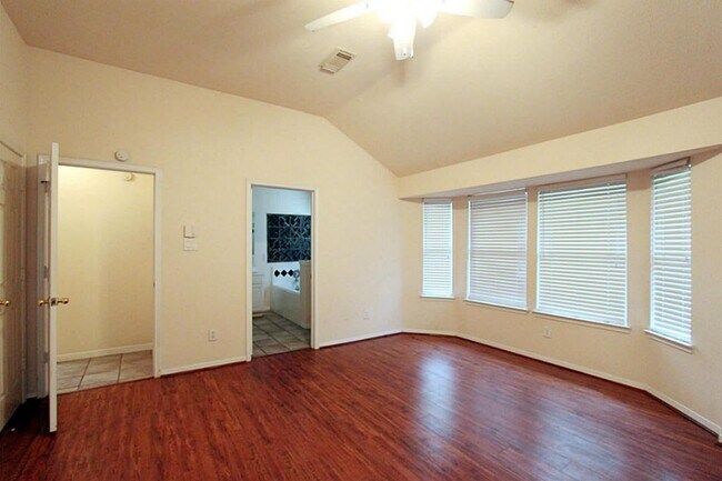 Building Photo - 523 High Meadows Dr