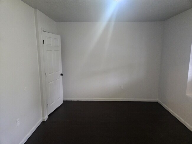 Building Photo - "5-Bedrooms with 2 Full Baths on Olive Street with 1676 sq feet!"