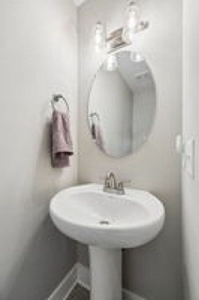 Building Photo - 3 Bedroom 2 1/2 Bathroom Home