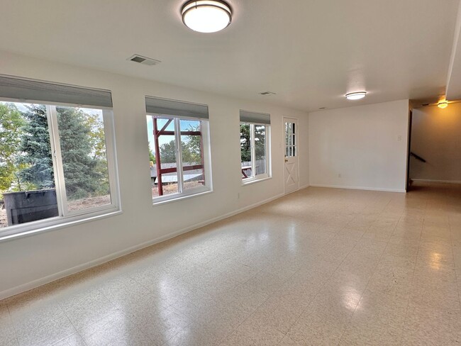 Building Photo - Gorgeous & Remodeled-4 Bedroom-Green Mount...