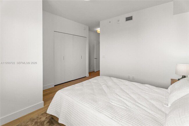 Building Photo - 700 NE 24th St