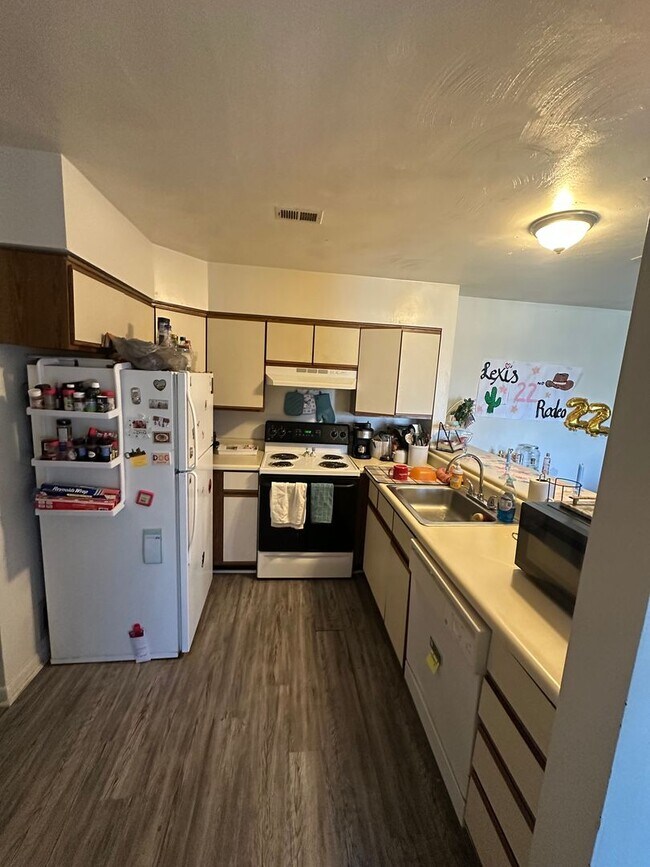 Building Photo - Available for the 2026-2027 lease term.