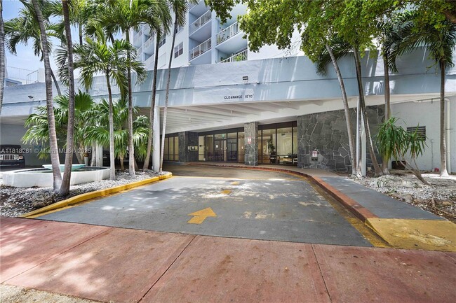 Building Photo - 6900 Bay Dr