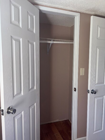 Building Photo - 15 Little Ln