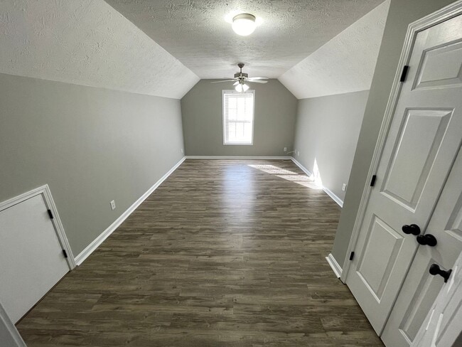 Building Photo - 4 Bedroom Home w/ 2 Car Garage