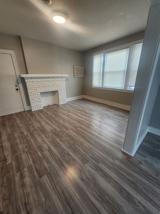 Building Photo - Two Bedroom in the heart of Old Brooklyn