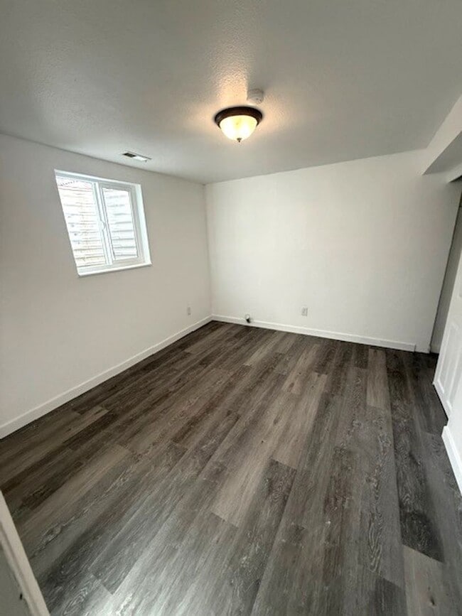 Building Photo - 5 bedroom home in Elko