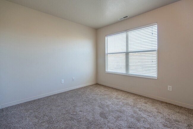 Building Photo - 3155 S Hidden Valley Dr