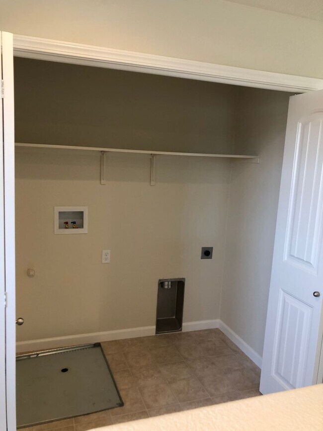 Building Photo - Modesto 3 Bedroom 2.5 Bath Newer Construction
