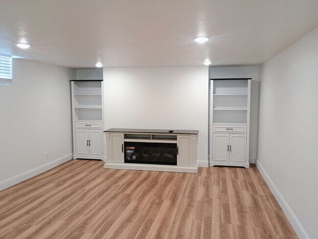 Building Photo - (400 W) Left Duplex