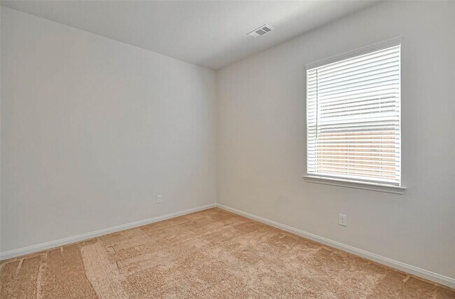 Building Photo - 553 Amberwood Pk Dr