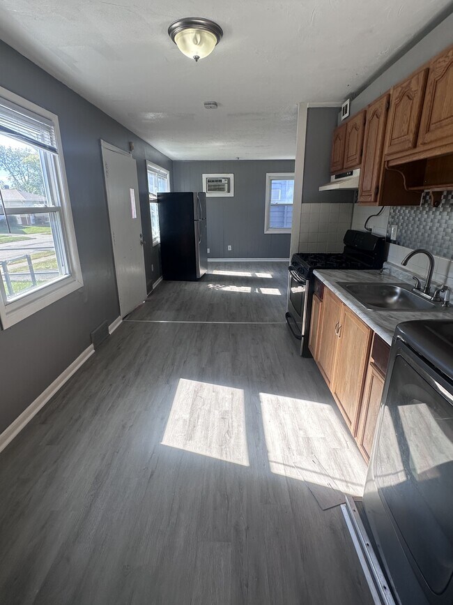 Building Photo - 16313 Clearview Ave