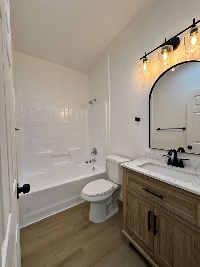 Building Photo - Townhouse at the Bordeaux Gated Community 3bed 2.5 bath